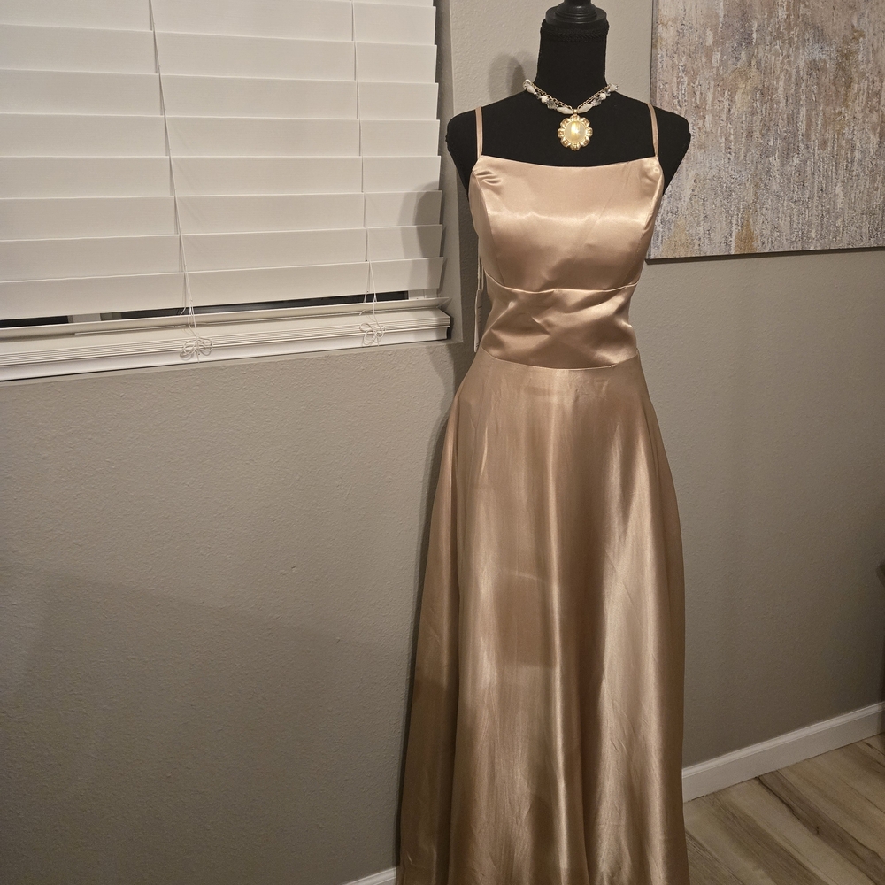 💋 Elegant Satin Evening Gown